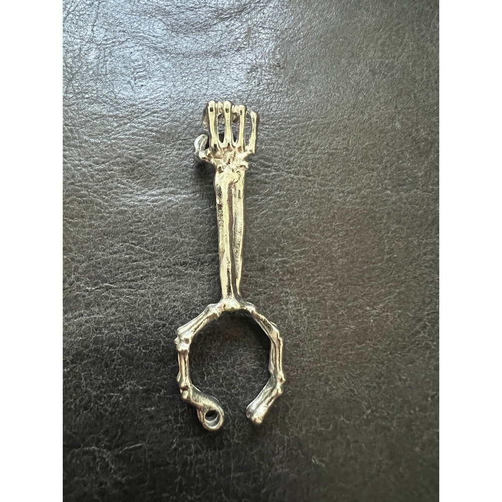 Unique Skeleton Hand Cigarette Holder Ring for Smokers